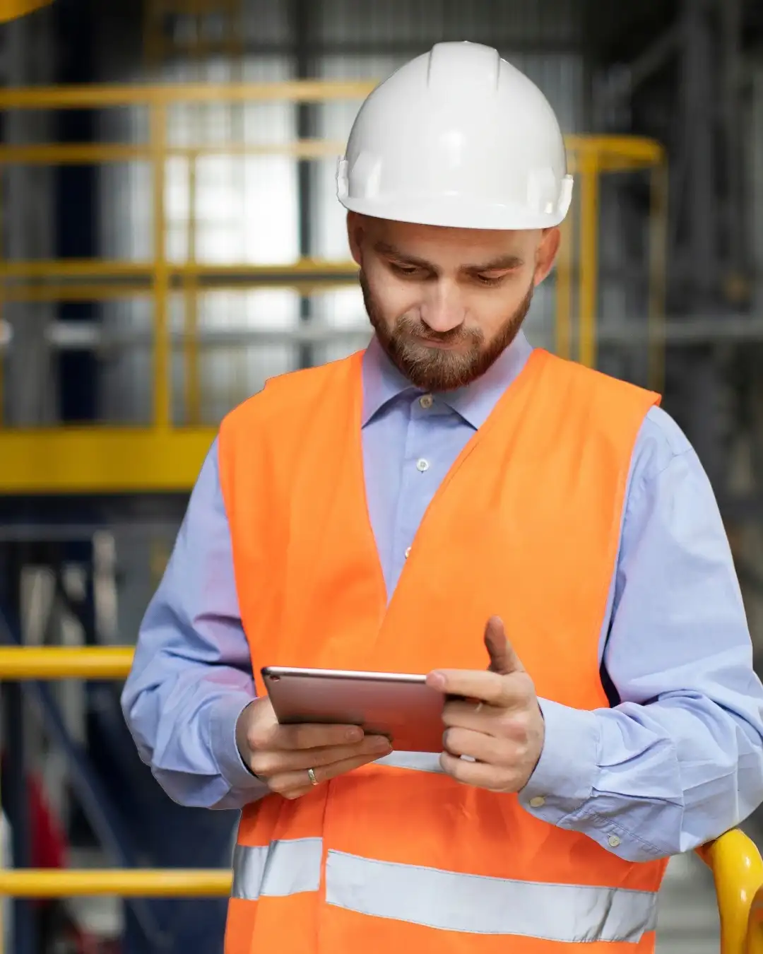 Profesional de seguridad en planta industrial