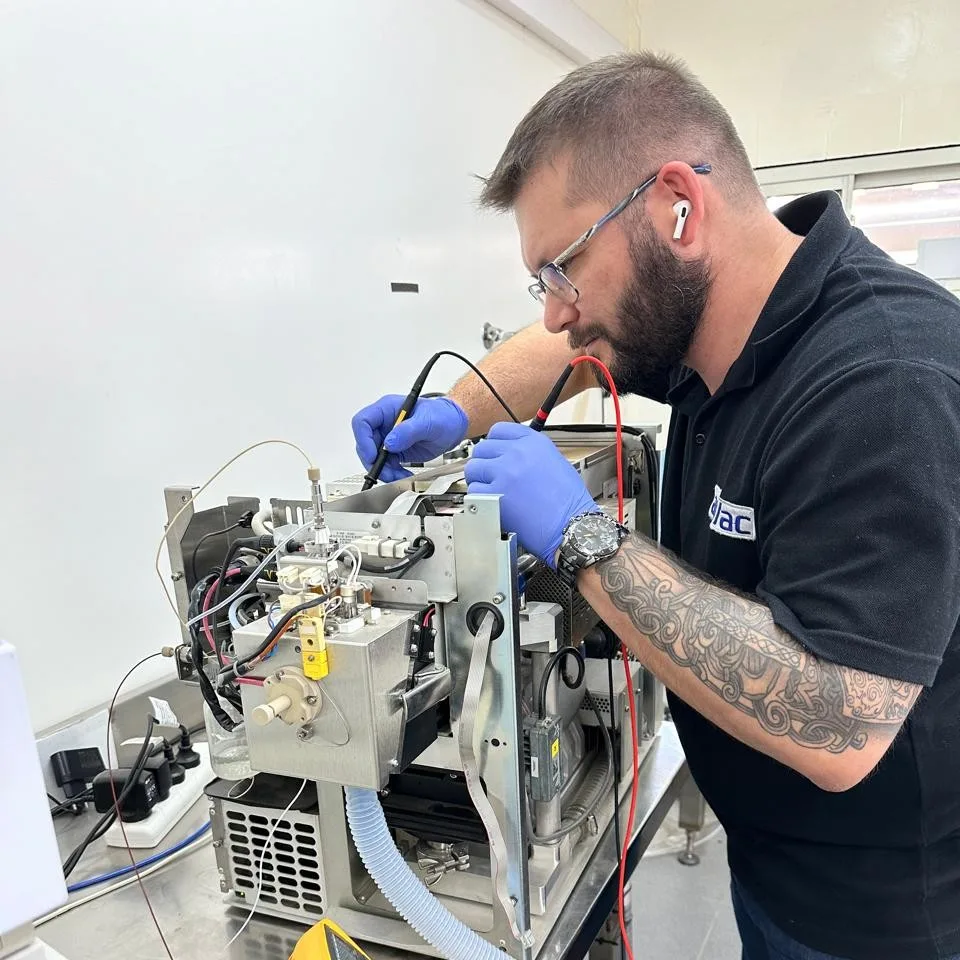 Limpieza y desmontaje de instrumento de laboratorio
